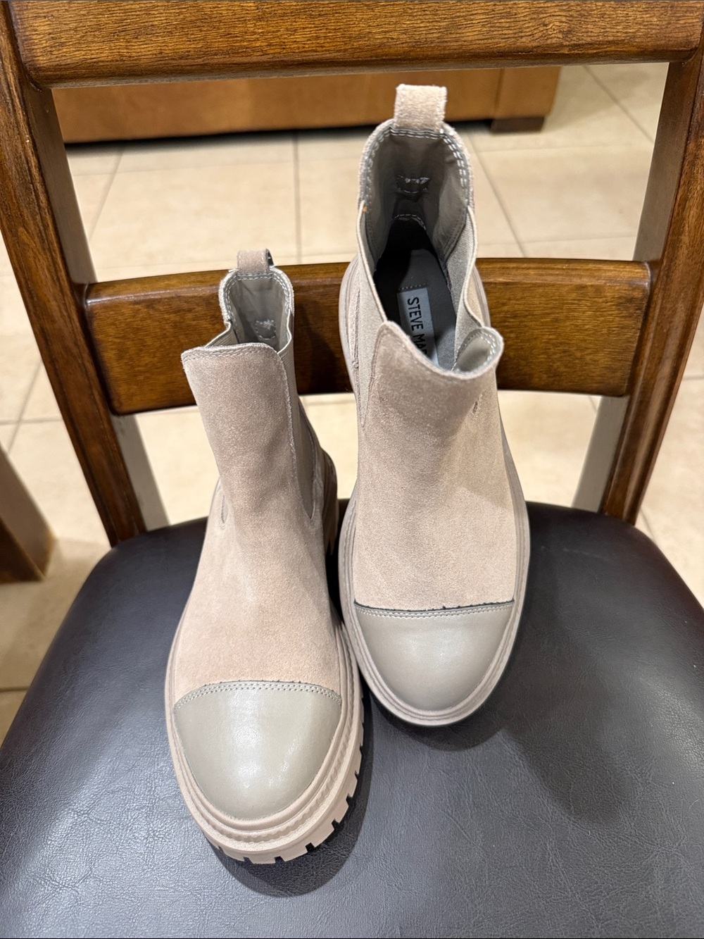 Steve Madden Mayslie Gray Suede Chelsea Boot with Leather Toe Like New Size 7M
